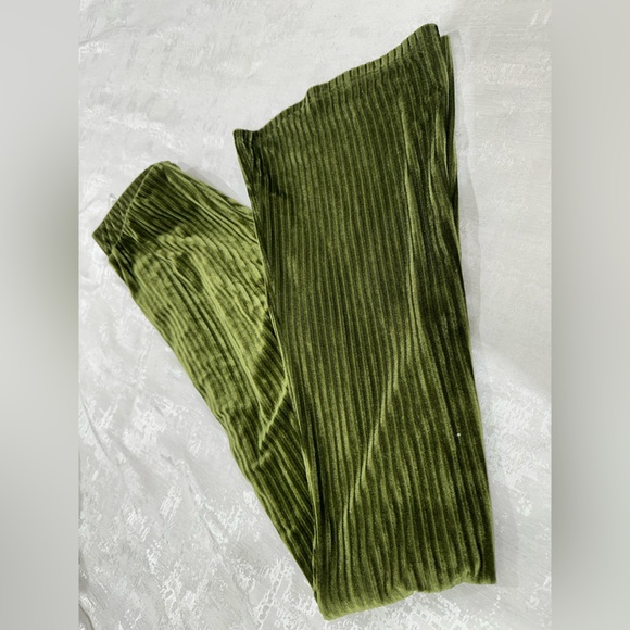 Olive Green Pleated Velvet Midi pant - Picture 4 of 6